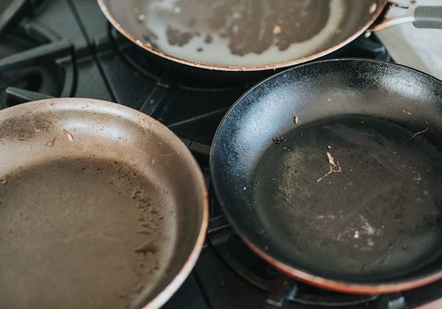 aangekoekte pan op het vuur